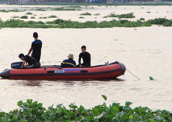 Người nhái đang tích cực tìm kiếm nạn nhân mất tích trên sông Sài Gòn