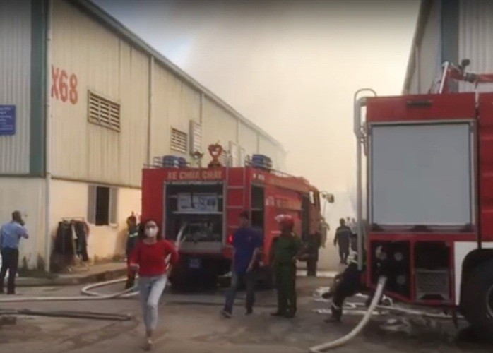 12 xe cứu hoả dập lửa bao trùm 2 công ty khi công nhân ngủ trưa