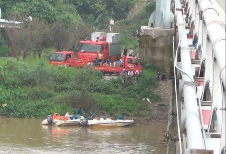 Một người chết kẹt dưới nước khi ô tô lao từ phà xuống sông Đồng Nai