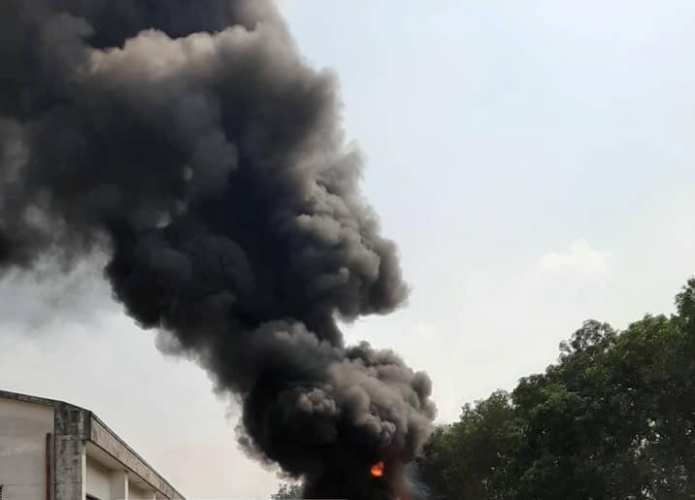 Xe bồn chở hóa chất cháy dữ dội sau tiếng nổ trong công ty Trung Quốc