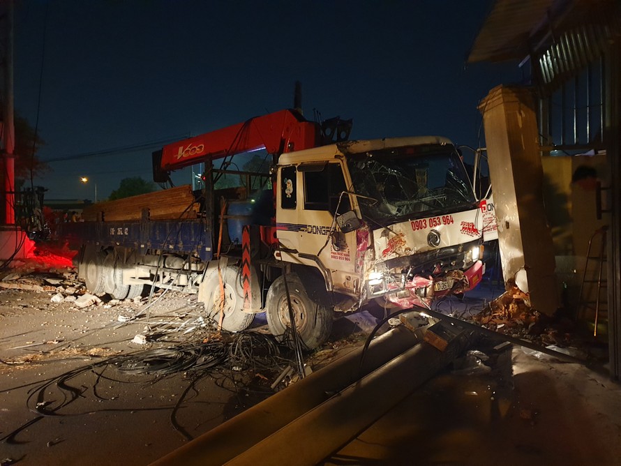 Xe tải mất thắng, tài xế tông sập nhiều trụ điện cứu người dừng đèn đỏ 