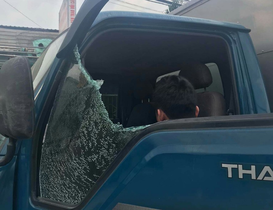 Chiếc xe tải bị ném đá vỡ kính. Ảnh: Thanh Hải