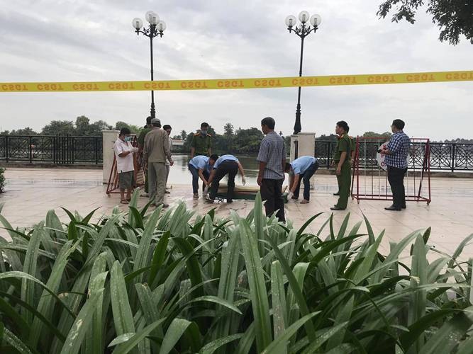 Trục vớt thi thể nữ giới trôi trên sông Sài Gòn