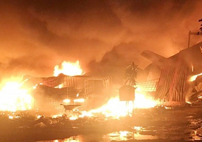 Bình Dương: Cháy ngút trời trong khu dân cư, dân ôm đồ tháo chạy giữa trưa