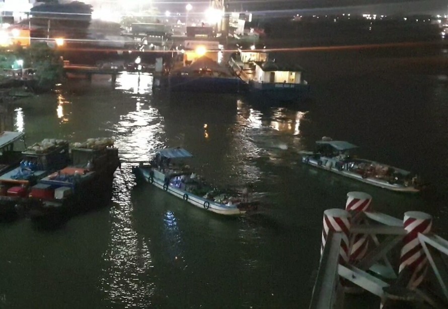 Thâu đêm tìm kiếm hai vợ chồng mất tích trên sông Đồng Nai