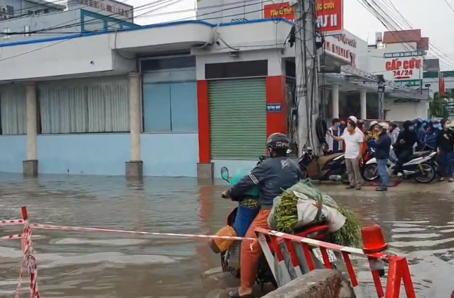 Nhiều tuyến đường ở Bình Dương biến thành 'sông' sau trận mưa lớn