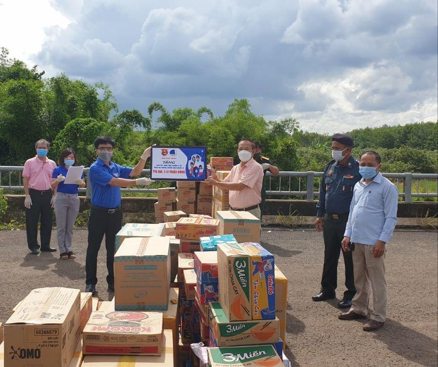 Trao nhu yếu phẩm phòng dịch hơn 100 triệu đồng cho một huyện ở Campuchia 