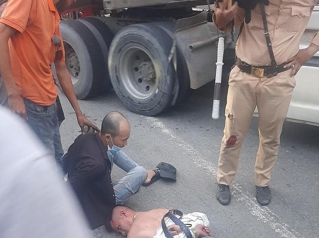 Khởi tố tài xế ‘thông chốt’, ép xe công vụ làm CSGT bị thương
