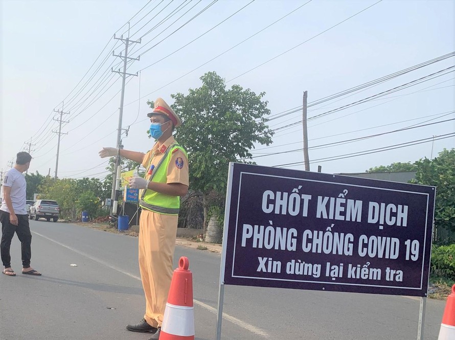 Cảnh sát truy đuổi, nổ súng chặn bắt ô tô thông chốt kiểm dịch ở Bình Phước