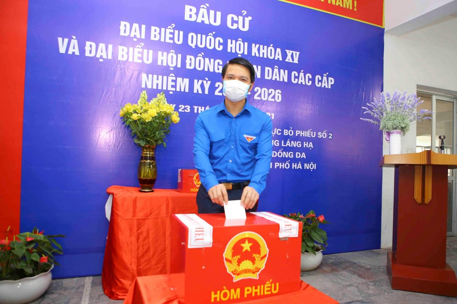 Anh Nguyễn Ngọc Lương tham gia bỏ phiếu.