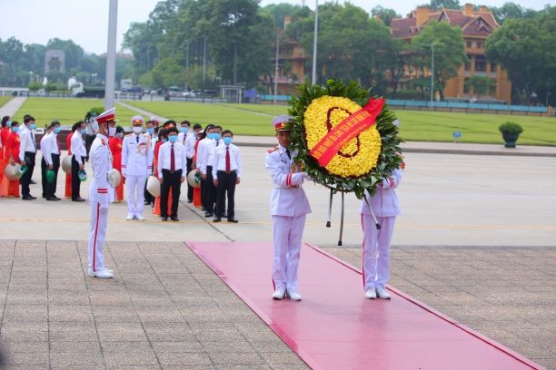 Đoàn kết một lòng, ra sức thi đua theo lời Bác dạy