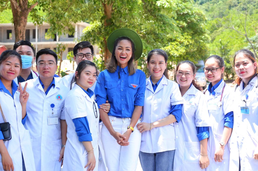 Hoa hậu H'Hen Niê dự lễ khởi công và tham gia vào các hoạt động an sinh xã hội sau lễ ra quân Chiến dịch Thanh niên tình nguyện hè năm 2020. Ảnh: Đức Văn