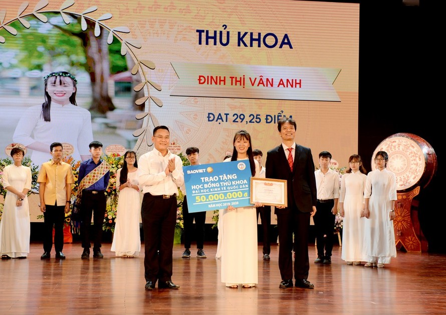 Bạn Đinh Thị Vân Anh (19 tuổi, quê huyện Nho Quan, tỉnh Ninh Bình) thủ khoa đầu vào của trường Đại học Kinh tế Quốc dân năm 2019 với 29,25 điểm khối D.