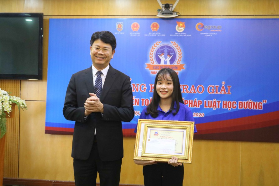 Ông Nguyễn Thanh Tịnh, Thứ trưởng Bộ Tư pháp trao giải nhất cho thí sinh Nguyễn Thị Huyền Trang (Trường cao đẳng Y tế Huế)