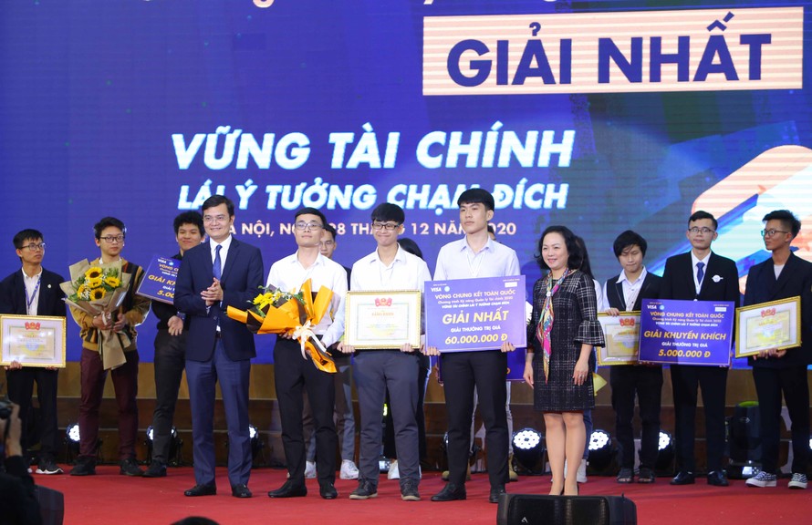 Ba chàng trai Văn Đức Bảo, Huỳnh Ngọc Hải, Đinh Việt Tùng đến từ Trường ĐH Ngoại thương cơ sở 2 (TP.HCM) đã giành giải nhất Chương trình Kỹ năng quản lý tài chính 2020.