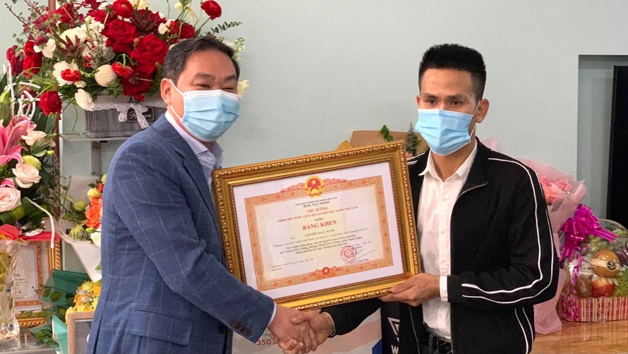 Phó Chủ tịch thường trực UBND thành phố Hà Nội Lê Hồng Sơn trao tặng bằng khen của Thủ tướng cho anh Nguyễn Ngọc Mạnh.