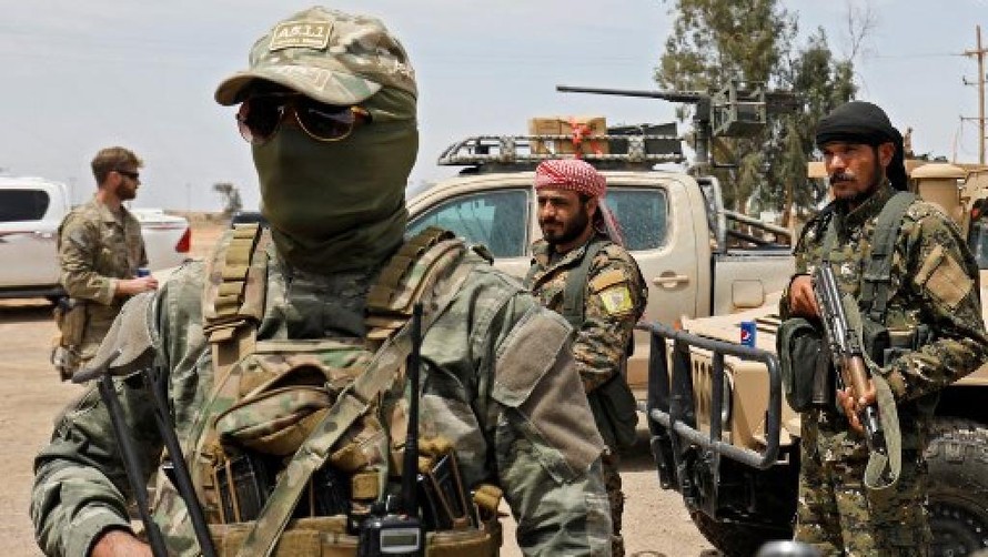 Lính Mỹ và lực lượng nổi dậy Syria FDS tại tỉnh Deir Ezzor, ngày 01/05/2018. Delil souleiman / AFP
