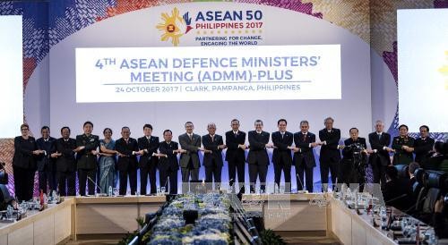 Các Bộ trưởng Quốc phòng ADMM-Plus chụp ảnh chung tại hội nghị. Ảnh: AFP/TTXVN