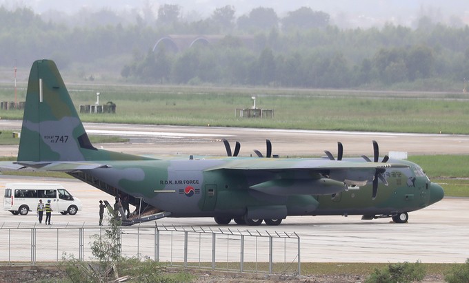 C-130 vận chuyển hàng tấn vật liệu viện trợ đến Indonesia. Ảnh minh họa