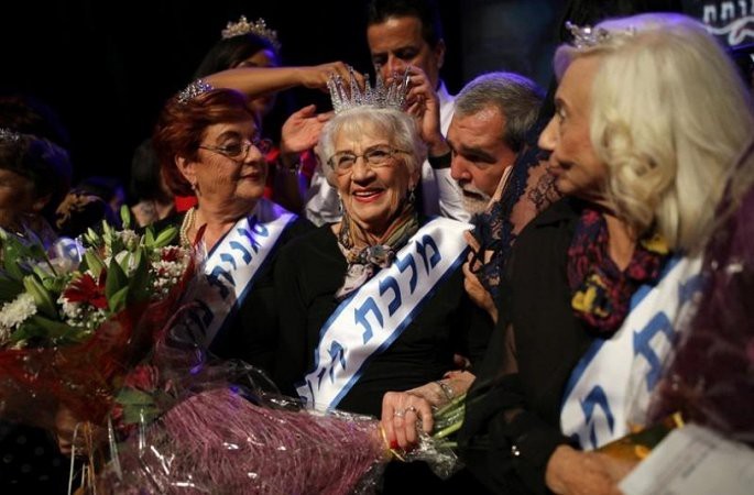 Hoa hậu sống sót sau nạn diệt chủng vừa nhận vương miện ở tuổi 93