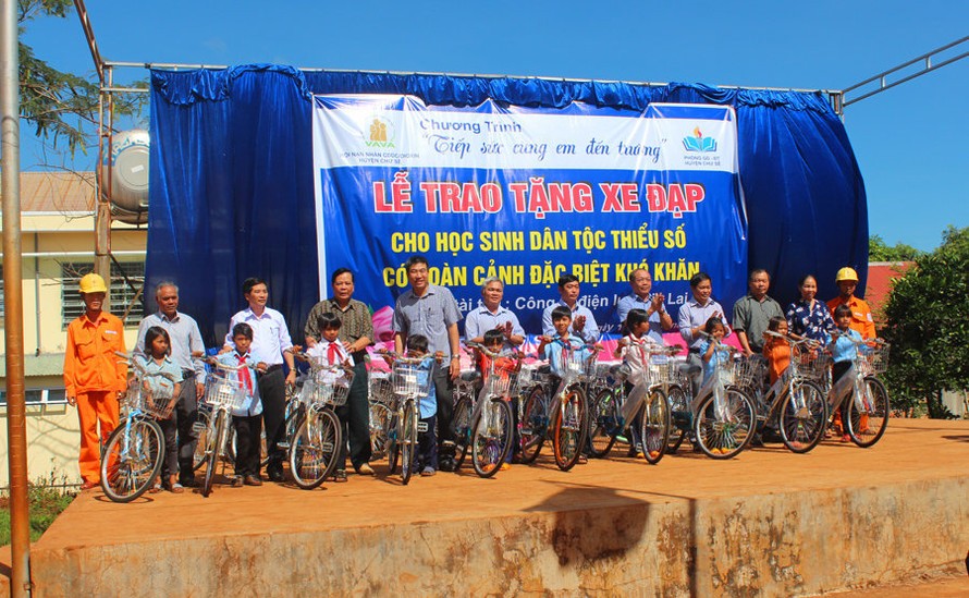 PC Gia Lai trao tặng xe đạp tiếp sức học sinh nghèo vùng sâu, vùng xa đến trường. 