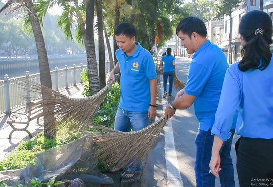 Các đoàn viên, hội viên dọn dẹp vệ sinh trên tuyến kênh Nhiêu Lộc - Thị Nghè sau lễ phát động