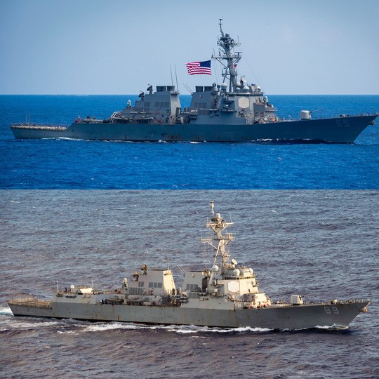 Hai tàu khu trục USS Benfold (trên) và USS Mustin đi qua eo biển Đài Loan hồi tháng 7-2018. Ảnh: HẢI QUÂN MỸ