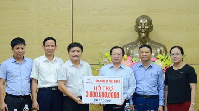Chủ tịch EVNGENCO 1 Nguyễn Tiến Khoa (thứ 3 từ trái qua) trao số tiền 3 tỉ đồng cho lãnh đạo tỉnh Nghệ An