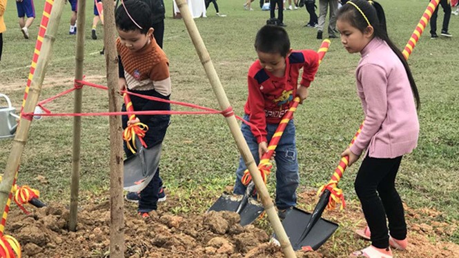 Trẻ em tham gia trồng cây xanh trong Lễ ra quân trồng cây xanh của Thành Đoàn Hà Nội đầu năm 2018. Ảnh: Vũ Thơ