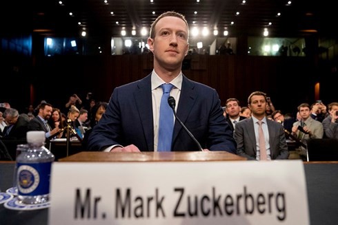 Ông chủ Facebook Mark Zuckerberg điều trần trước Quốc hội hồi tháng 4 và cam kết thắt chặt kiểm soát với những tài khoản lan truyền thông tin sai sự thật. Ảnh: AP