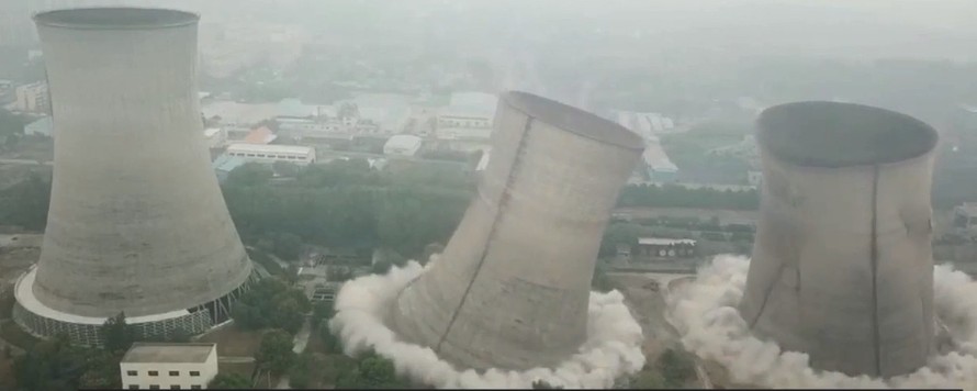 Ba tòa tháp ở nhà máy nhiệt điện Trung Quốc bị đánh sập.