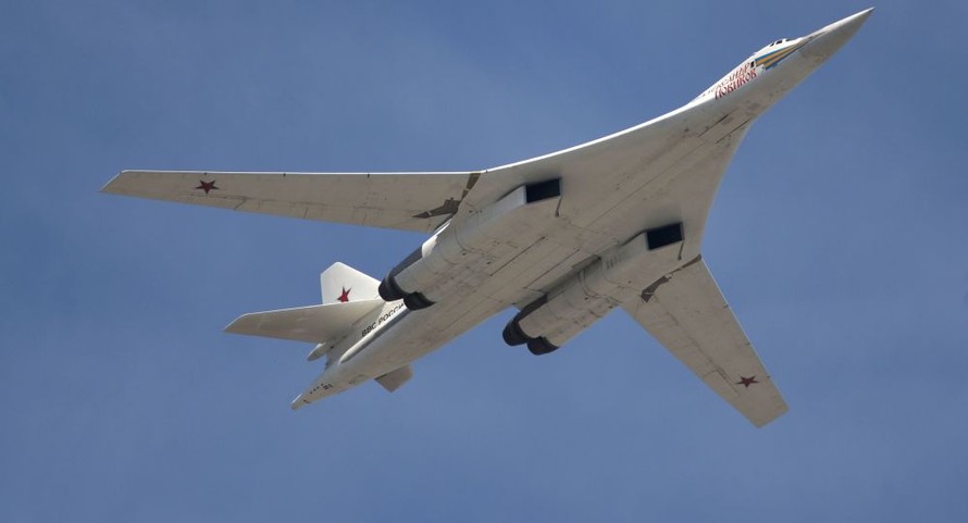 Tu-160 của Nga bay lượn trên vùng biển Barents, Na Uy