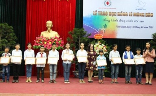 Các em học sinh nhận học bổng tại buổi lễ (ảnh MQ)