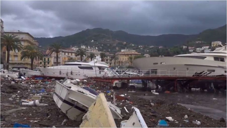 Du thuyền của Ý nằm ngổn ngang sau bão