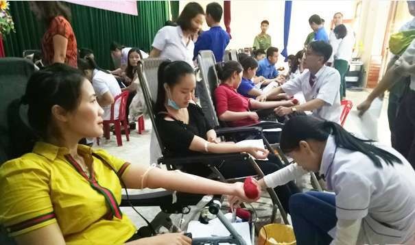 Đông đảo chị em phụ nữ huyện Lộc Hà tham gia ngày hội hiến máu nhân đạo.