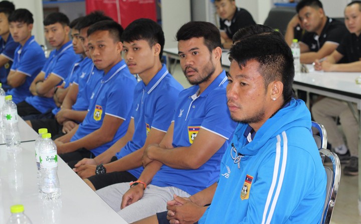  Cầu thủ Lào trong buổi gặp Chủ tịch Liên đoàn bóng đá Lào Viphet Sihachak hôm qua 5/11. Ảnh: LFF