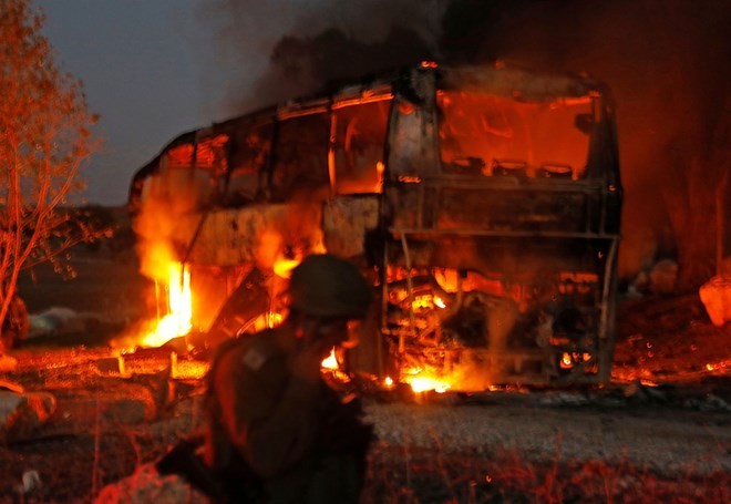 Chiếc xe buýt bị trúng rocket ở Israel. (Nguồn: AFP)