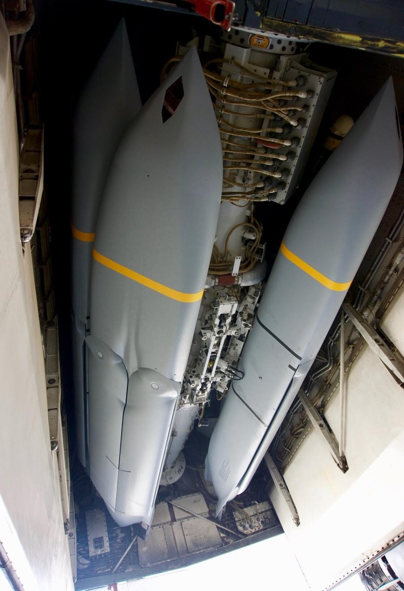 Hình ảnh của một chiếc B-1B chuẩn bị cho các cuộc không kích vào Syria nạp đạn tên lửa hành trình JASSM-ER đã được đăng lên Twitter.