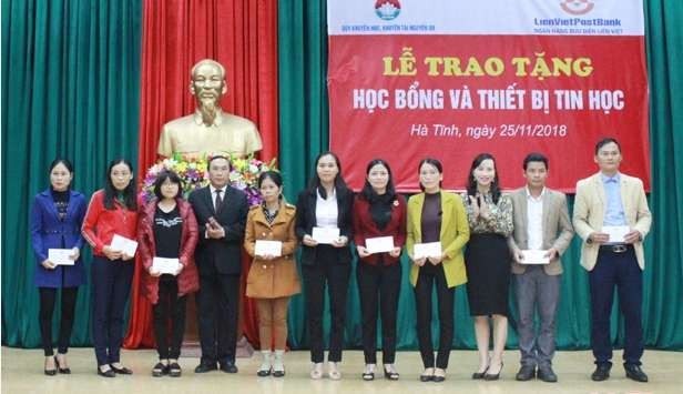 Phó Chủ tịch HĐND tỉnh Võ Hồng Hải và lãnh đạo Sở GD&ĐT trao tặng quà cho các giáo viên vượt khó dạy giỏi
