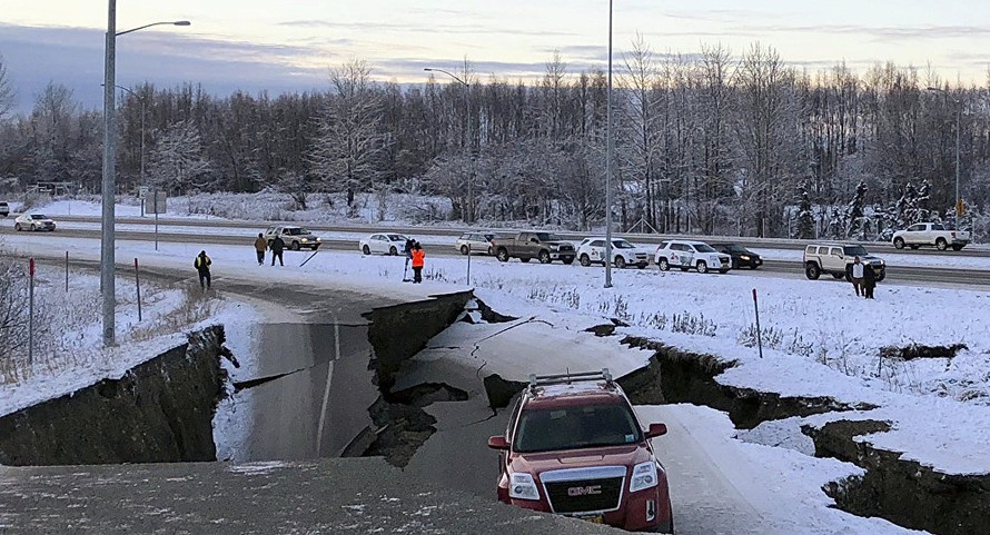 Đường xá Alaska hư hỏng nặng sau trận động đất. Ảnh: Reuters