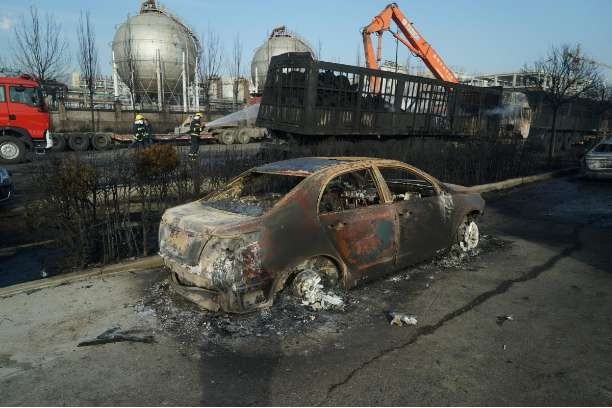 Hàng loạt ô tô nổ trong vụ rò rỉ hóa chất. Ảnh: Reuters