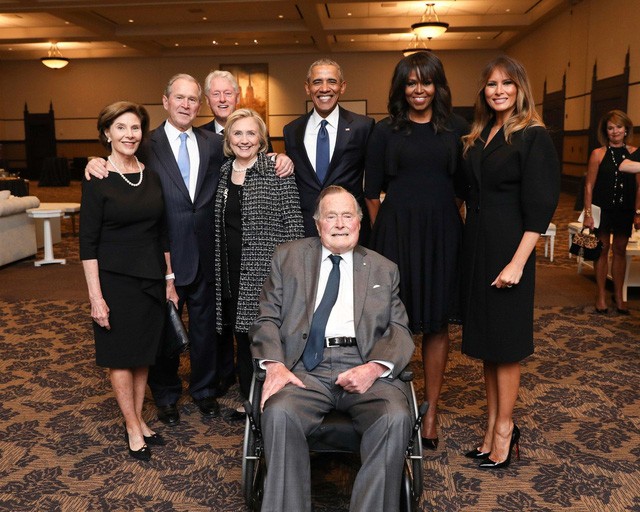 Ông Bush chụp ảnh cùng vợ chồng cựu Tổng thống Obama, cựu Tổng thống Bill Clinton, Đệ nhất phu nhân Melania Trump cùng con trai và con dâu tại lễ tang của vợ ông hồi tháng 4. (Ảnh: Office of George H.W. Bush)