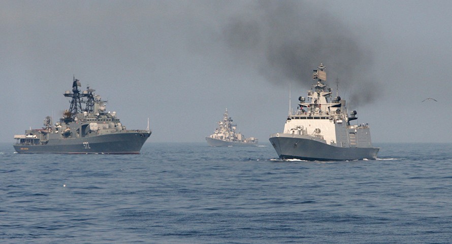 Đội biệt kích bao gồm tàu tuần dương tên lửa Varyag, tàu khu trục Đô đốc Panteleyev và tàu chở dầu Boris Butoma. Ảnh: Sputnik