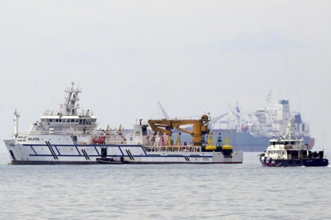 Tàu chính phủ Malaysia (trái) và tàu cảnh sát biển Singapore (phải) trên khu vực tranh chấp. Ảnh: Straitstimes.