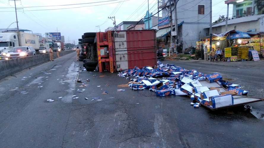 Hàng trăm thùng bia đổ tràn lan trên đường.