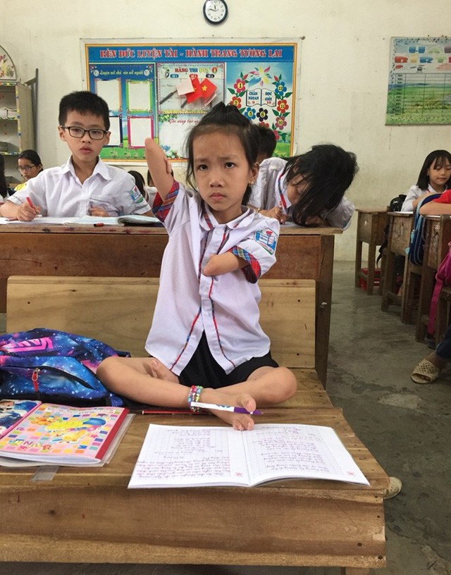 Nguyễn Như Linh đi học, viết bằng chân.