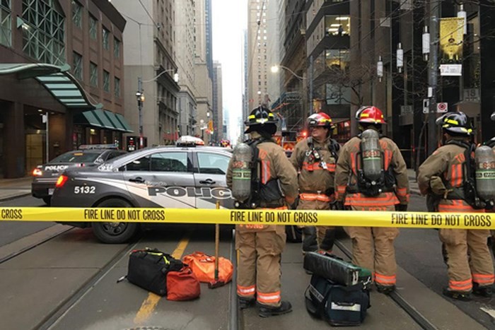Lính cứu hỏa sơ tán người dân ở ga tàu điện ngầm King Street ở Toronto, Canada bị đe dọa ném bom