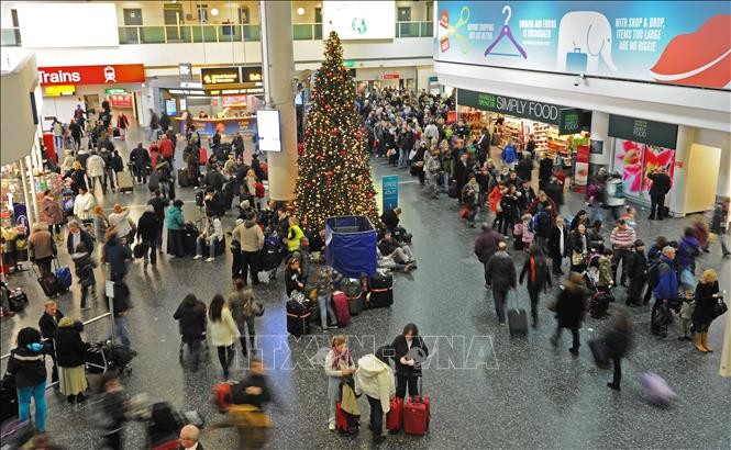 Hành khách tại sân bay Gatwick, Anh. Ảnh: AFP/TTXVN