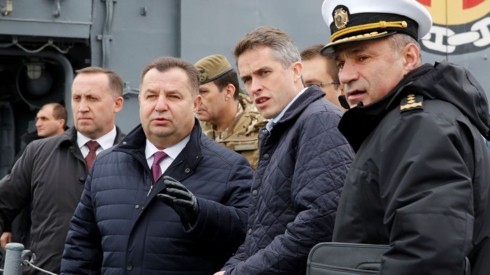 Bộ trưởng Quốc phòng Anh Gavin Williamson (thứ 2 từ phải qua) và Bộ trưởng Quốc phòng Ukraine Stepan Poltorak (thứ 2 từ trái qua). Ảnh: News.Sky.