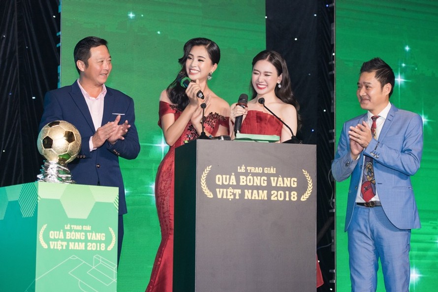 Hoa hậu Tiểu Vy tuyên bố Quang Hải 'đăng quang' trong lễ trao giải